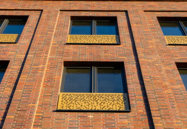 Vopsire elemente metalice (panouri balcon, jgheaburi, burlane)